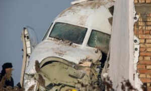 Al menos 12 muertos tras estrellarse un avión en Kazajistán