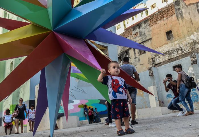 Inauguracion de la XIII Bienal de La Habana: Detrás del muro, desde la punta hasta el parque Antonio Maceo, por la avenida Malecón