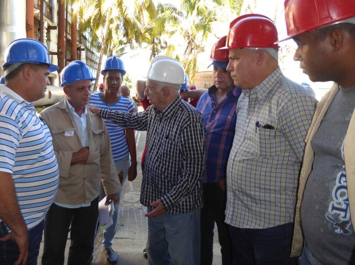 La zafra requiere del aporte de todos, de mayor  eficiencia, productividad y ahorro, aseguró Machado Ventura en Camagüey. Foto: Miguel Febles Hernández