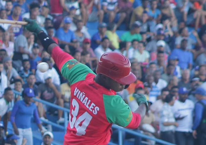 Rafael Viñales se había ido en blanco en tres oportunidades en el juego, pero decidió con jit de oro en el noveno para la primera victoria tunera en el play off semifinal ante Matanzas.