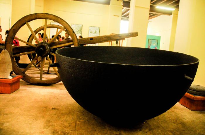 Visita de trabajadores destacados del periódico Granma a la Casa del África, ubicado en Obrapia, e/ Mercaderes y Cuba, Habana Vieja