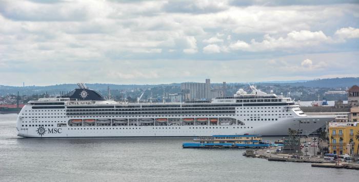 Vista de la ciudad de La Habana. Bahía de La Habana con un crucero en la rada.