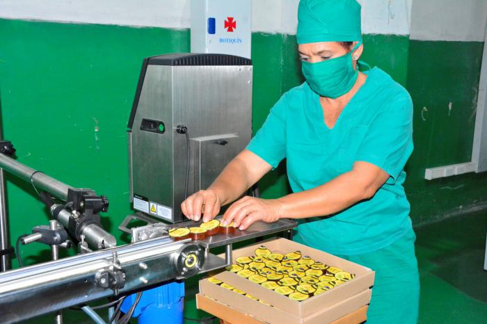 La nueva línea de envases en minidosis instalada en Sancti Spíritus puede aportar hasta 4 680 frascos en una jornada de trabajo. Foto: Vicente Brito