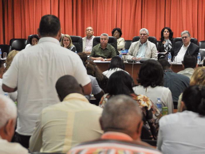 El Presidente cubano participó, junto a dirigentes de los sindicatos que componen la Central de Trabajadores de Cuba (CTC) y miembros de la ANIR, en el abordaje del proceso de discusión con los trabajadores del Plan de la Economía para el año 2020. 