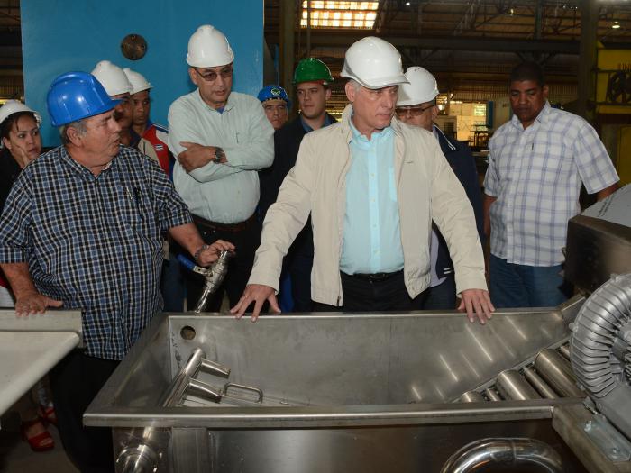 Díaz-Canel insistió en la importancia de relacionarse con las universidades como fuentes de innovación y desarrollo. foto: estudios revolución