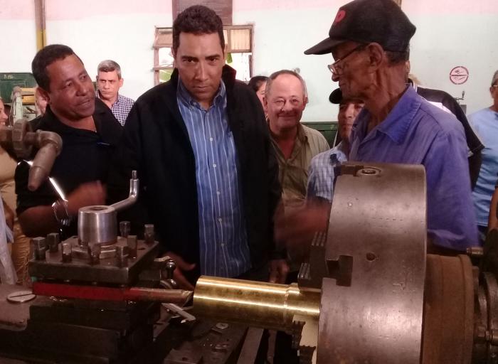 La recuperación y reparación de piezas fue uno de las cuestiones abordadas en Banes con los trabajadores de la UEB «Jesús Suárez Gayol». Foto del autor