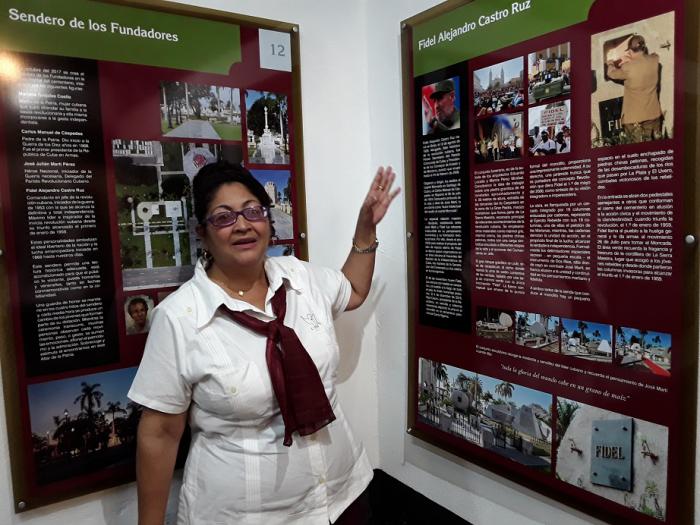 La licenciada Josefina Romero destaca que el centro con 14 paneles y todo el cementerio como museo a cielo abierto están a disposición del visitante. Foto del autor