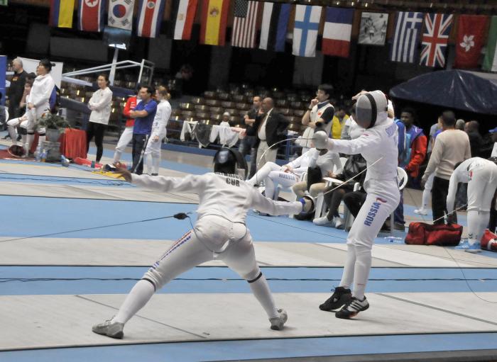 Copa del Mundo de Espada, Habana 2020 combate entre Rachel Carmen Rodriguez Cordero de Cuba a la izquierda y Anastacia Sodalova de Rusia a la derecha.