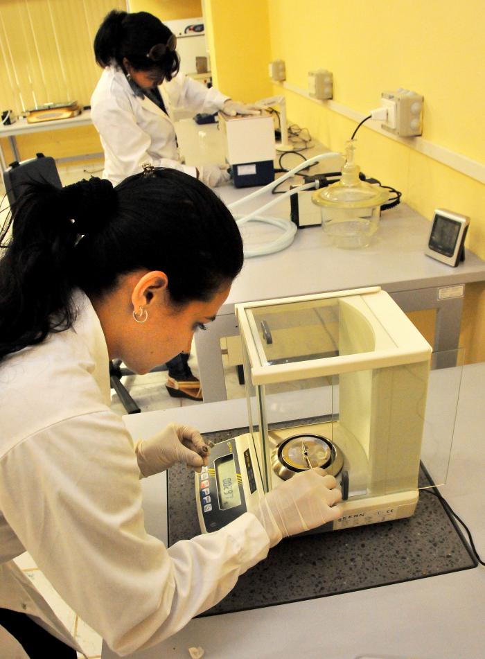 Centro de Estudios Avanzados de Cuba (CEAC).(foto Jorge Luis Gonzàlez) 7-9-15 Nano07N9 Ingeniera Física, Yilian Fernández, Pesando Partículas.detrás la Licenciada en Bioquímica Lilianne Beola.