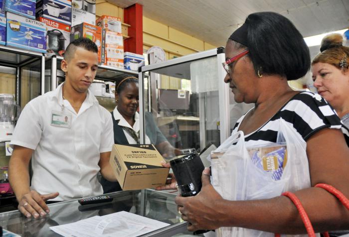 Compra y venta de caja decodificadora para la TV digital, en la tienda La primera del Cerro. La Habana, Cuba.