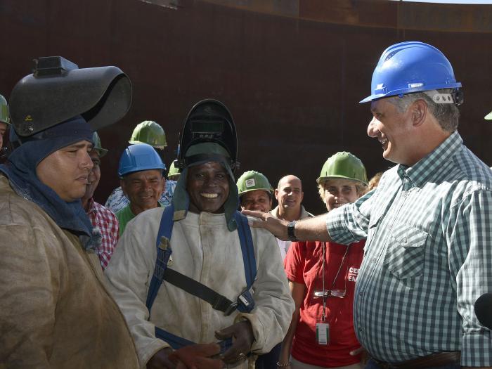 En recorridos como el realizado por Matanzas, el Presidente ha constatado el desarrollo de los proyectos en el sector energético. 