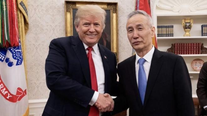 Donald Trump con el viceprimer ministro chino, Liu He.