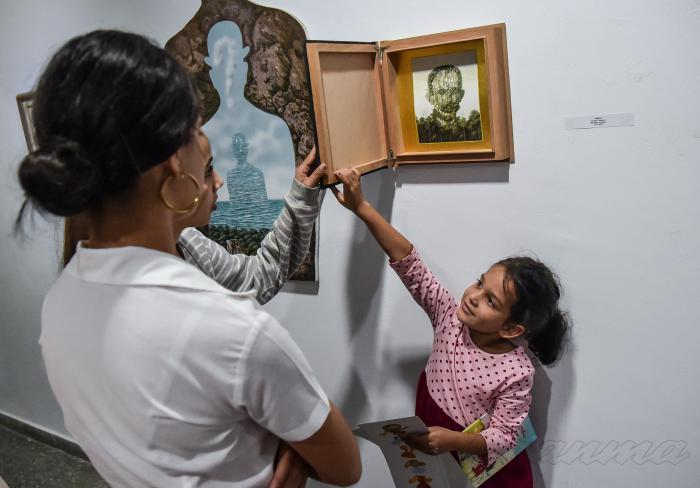 Exposición Arte soy entre los montes de Dausell Valdés, homenaje al 167 aniversario del natalicio de Martí, en la Casa del Alba