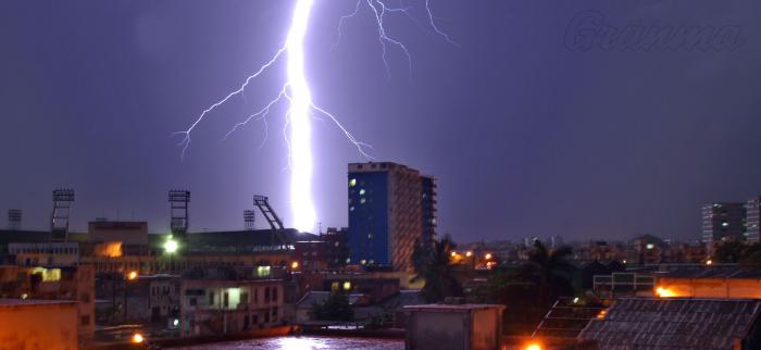 Tormenta elèctrica en La Habana, vista desde el Cerro.

Rayo0011