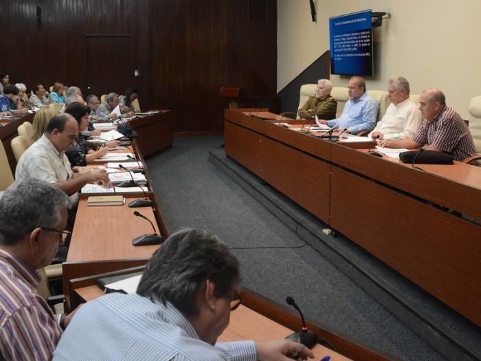 El Presidente de la República, Miguel Díaz-Canel Bermúdez, encabezó esta semana en el Palacio de la Revolución una reunión de chequeo al Programa de Prevención, Asistencia y Trabajo Social, que puso especial énfasis en el funcionamiento de los Centros de Protección Social para la Atención a las Personas con Conducta Deambulante.