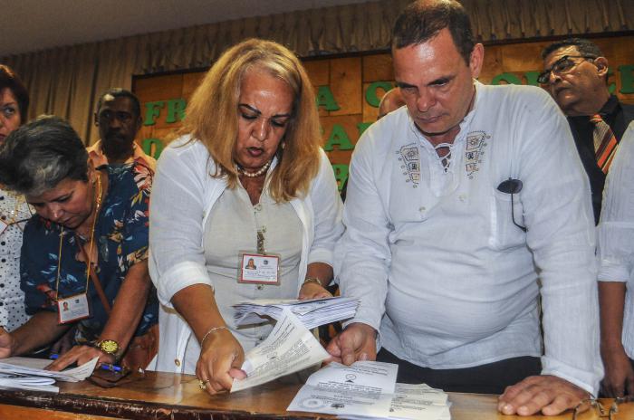 Elecciones municipales de Gobernadores y Vice Gobernadores e el Consejo Electoral del municipio Boyeros. Efectuado en el Teatro del Grupo Empresarial La Biofam. Electores tienen la biografía de los candidatos. Conteo de los votos