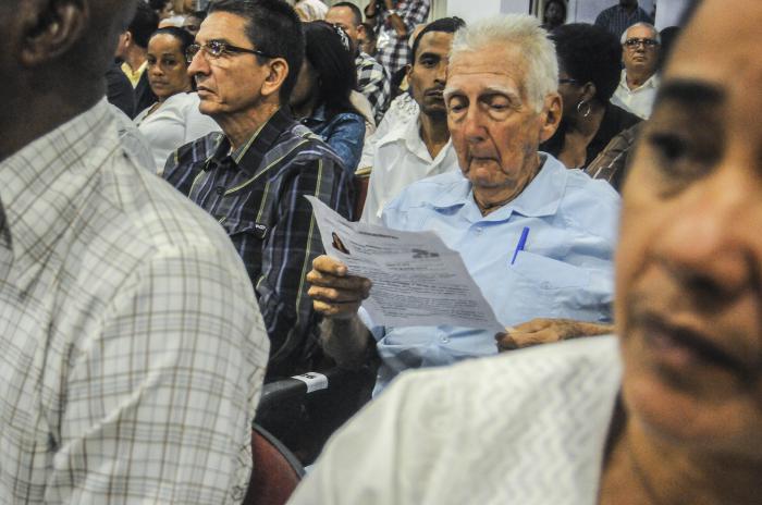 Elecciones municipales de Gobernadores y Vice Gobernadores e el Consejo Electoral del municipio Boyeros. Efectuado en el Teatro del Grupo Empresarial La Biofam. Electores tienen la biografía de los candidatos.