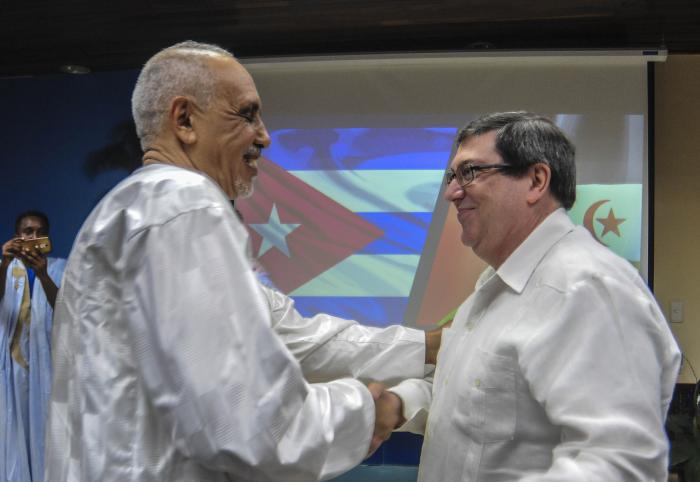 Aniversario 40 de las relaciones entre Cuba y la República Árabe Saharaui Democrática., Embajador del país árabe en Cuba Melainine Ekkana (I) y Bruno Rodríguez Parrilla, Ministro de Relaciones Exteriores de Cuba(D)