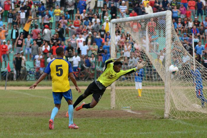 El portero Elier Pozo de Pinar del Río frente a Ciego de Ávila, por el título del torneo de Apertura de la 105 Liga Nacional de Fútbol, en el estadio Sergio Alonso del municipio Morón, en Ciego de Ávila, Cuba, el 21 de diciembre de 2019. ACN FOTO/Osvaldo GUTIÉRREZ GÓMEZ