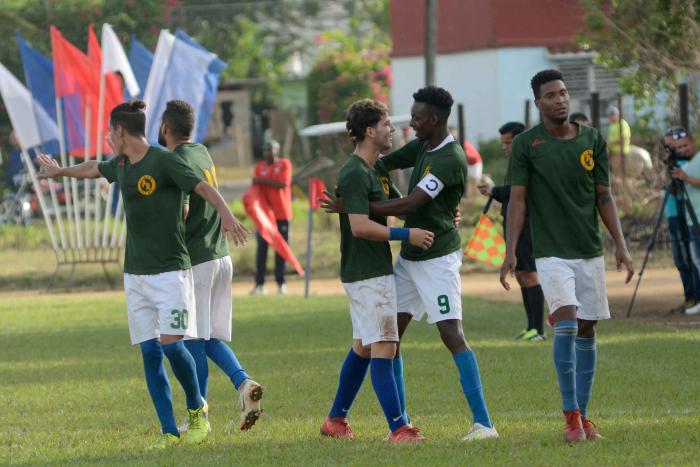 Maikel A. Reyes (D) de Pinar del Río celebra el título del torneo de Apertura de la 105 Liga Nacional de Fútbol al derrotar en penales a Ciego de Ávila, en el estadio Sergio Alonso del municipio Morón, en Ciego de Ávila, Cuba, el 21 de diciembre de 2019. ACN FOTO/Osvaldo GUTIÉRREZ GÓMEZ