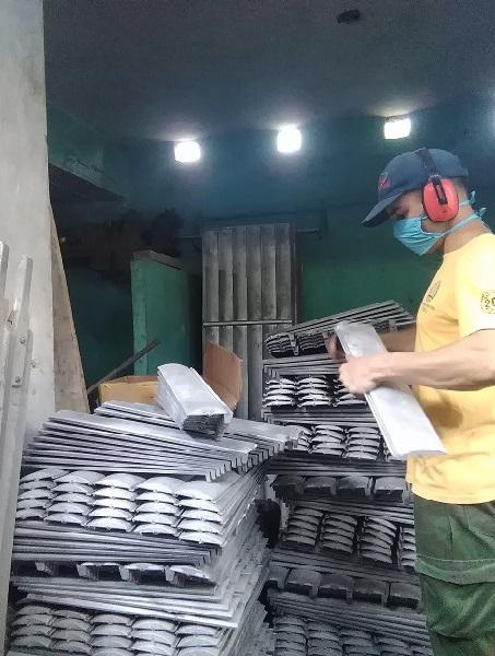 La fabricación de persianas, puertas y otros elementos a partir del aluminio reciclado, contribuye a sustituir importaciones. Foto del autor 