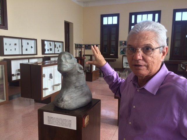 El doctor en Ciencias Históricas Armando Rangel Rivero junto al Ídolo de Bayamo, pieza arqueológica emblemática del Museo Antropológico Montané. 