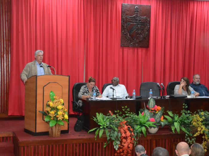 El Presidente cubano elogió los intercambios sostenidos con cuadros jóvenes y capaces, que hoy se 
encuentran en puestos claves.