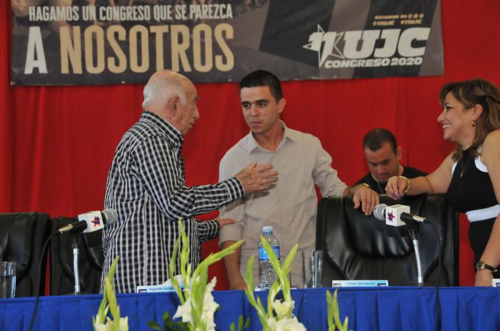 Yaliel Cobo Calvo (al centro) fue ratificado como primer secretario del Comité Provincial de la ujc en 
Cienfuegos. Foto del autor
