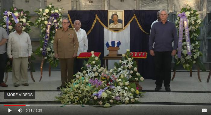 Raúl Castro, Miguel Díaz-Canel, José Ramón Machado Ventura y Esteban Lazo realizaron guardia de honor a Asela de los Santos. 