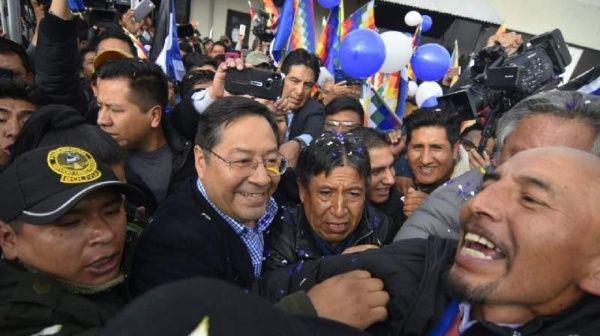 Candidato del MAS, Luis Arce, llega a Bolivia y es recibido por una multitud