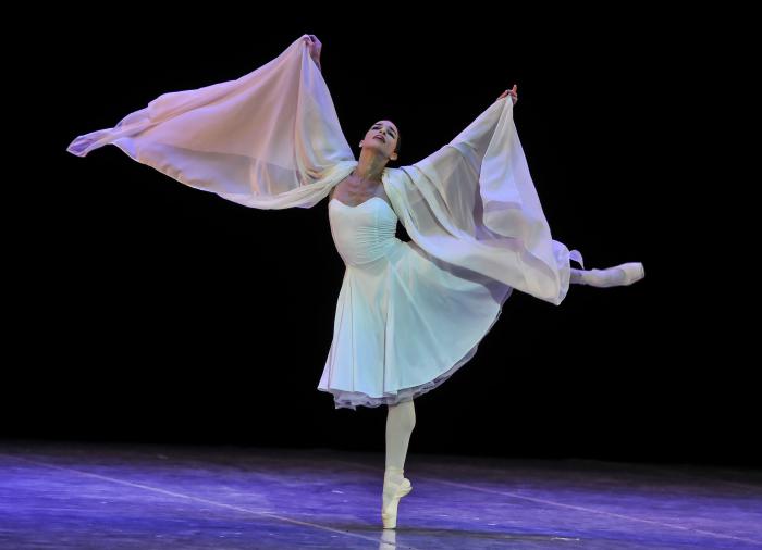 Clausura del 26 Festival Internacional de Ballet de La Habana Alicia Alonso; Obra: Para Alicia; interpretado por Viengsay Valdés en el Gran Teatro de La Habana Alicia Alonso, en la Sala García Lorca