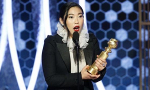 Awkwafina ganó su primer Golden Globe en la categoría de mejor actriz de comedia