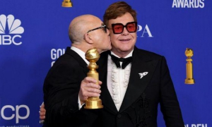 Elton John y su socio desde hace 52 años Bernie Taupin ganaron el Golden Globe e