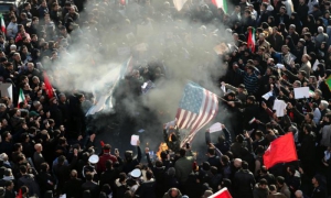 Participantes en el cortejo fúnebre de Soleimani queman la bandera de Estados Un