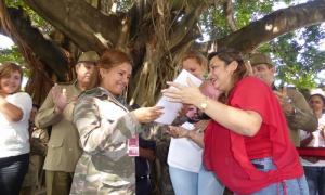 De manos de Susely Morfa, Yusleidys Caisé recibe, emocionada, su credencial como