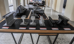 Fragmentos de rieles utilizados en las vías férreas cubanas.