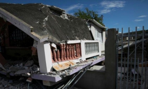 Casa derrumbada sobre sus cimientos después de un terremoto en Guánica, Guayanil