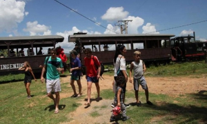 Recorrer el Valle de los Ingenios en coches tirados por viejas locomotoras desde