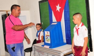 Delegados votan en Holguín