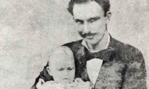 Martí con su niño en brazos.