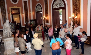 CUBA CIENFUEGOS VISITAN CENTRO HISTORICO DE LA CIUDAD 