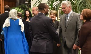 Presidente de Cuba dialoga con cuerpo diplomático