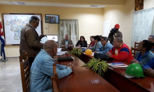 Díaz-Canel inició si visita por el central Uruguay, del municipio de Jatibonico.