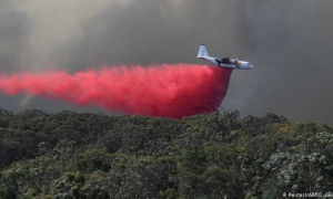 Un avión cisterna combate incencios en Australia. 