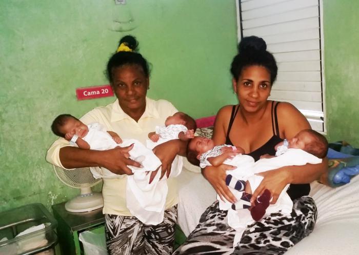 A la derecha, la joven Lisdania, junto a su mamá María. foto del autor