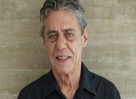 Cantante Chico Buarque considera que su país está gobernado hoy por locos
