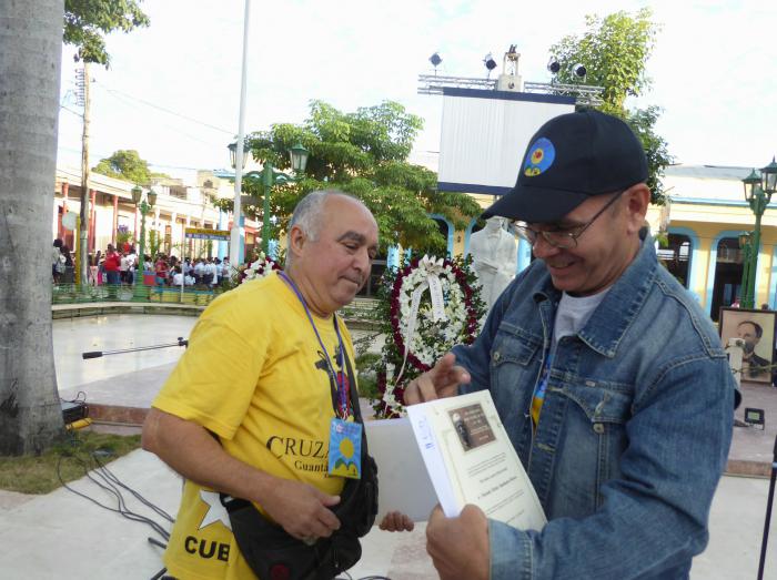 Agustín Montano (izquierda) entrega el histórico documento al director de la Cruzada Teatral Guantánamo-Baracoa.