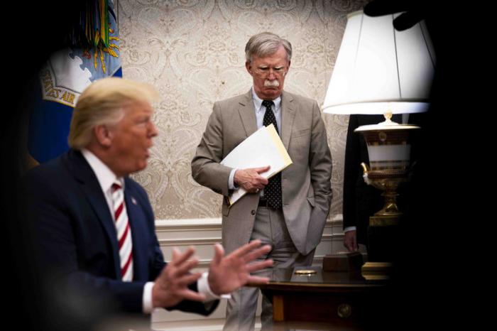Según el diario The New York Times, en un borrador del texto, Bolton escribió que Trump le dijo que la ayuda militar a Ucrania estaba sujeta a que Kiev investigara a Biden. foto: The New York Times