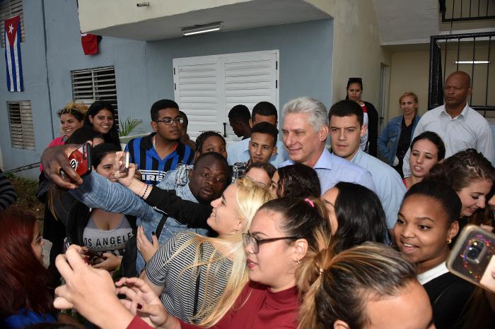 La capital trabajó fuerte en la recuperación de las viviendas dañadas por el paso destructor del tornado de hace un año por La Habana y como digno homenaje a los 500 años de la fundación de la villa.iEn la gráfica, el Presidente cubano asiste a la entrega de edificio en Alamar para 70 núcleos afectados por el fenómeno natural. foto: estudios revolución