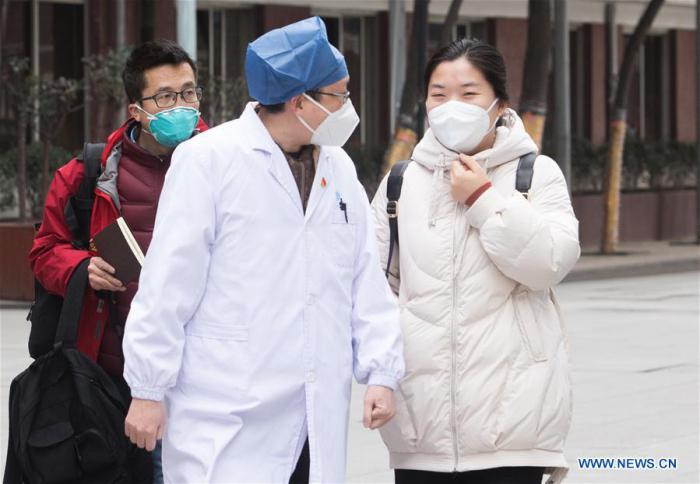 na trabajadora médica (d) que fue diagnosticada con neumonía por el nuevo coronavirus (2019-nCoV) se retira luego de ser curada y dada de alta del hospital en Wuhan, provincia de Hubei, en el centro de China, el 28 de enero de 2020. Tres trabajadores médicos del Hospital Unión de Wuhan diagnosticados con neumonía por el nuevo coronavirus (2019-nCoV) fueron curados y dados de alta del hospital en Wuhan el martes. (Xinhua/Xiao Yijiu)